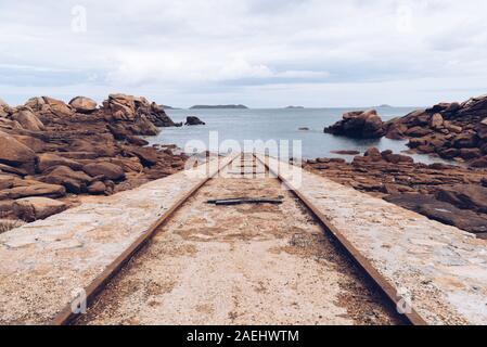 Malerische Aussicht auf die Küste der rosa Granit Küste um Perros-Guirec in der Bretagne, Frankreich Stockfoto
