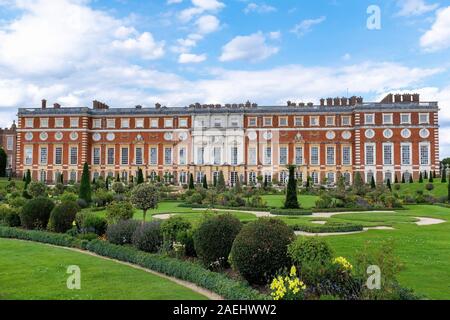 Hampton Court Palace die Gartenanlage und das Haus - Rückansicht Stockfoto