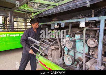 Alle Delhi Busse mit komprimiertem Erdgas (CNG), es ist die weltweit größte umweltfreundliche Busflotte, und hat dazu beigetragen, die Delhi Luft quali zu verbessern. Stockfoto