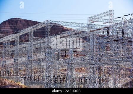 Pylonen unter Wasserkraft Strom von Lake Mead dam hydro Pflanze, Nevada, USA. Der See ist auf einem sehr niedrigen Niveau aufgrund der vier Jahr lang Dürre. Stockfoto