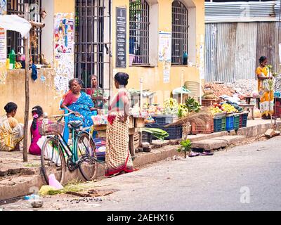 PUDUCHERRY, Indien - Dezember Circa, 2018. - Unidentifizierter Dalit Frauen Gemüse verkaufen in der Straße des Dorfes, in der Nähe von Ihrem Haus, im Sommer sp Stockfoto