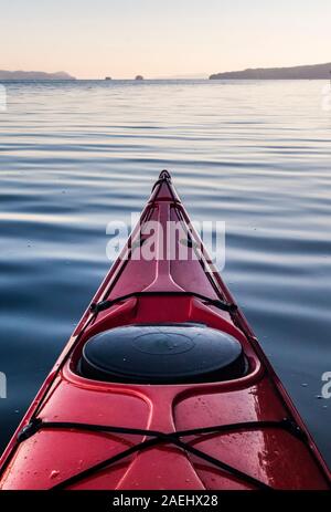 Der Bug eines Sea Kayak auf gläsernen Wassers in der Gulf Islands von British Columbia, Kanada. Ganges Harbour, Salt Spring Island. Stockfoto
