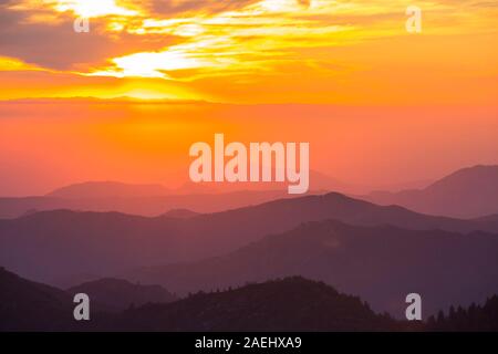 Blick von Moro Rock in den Sequoia Nationalpark Kalifornien, USA, in das Central Valley bei Sonnenuntergang. Stockfoto