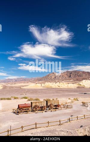 Ein alter Waggon Zug im Harmony Borax Werke im Death Valley Das ist der niedrigste, heißesten und trockensten Platz in den USA, mit einem durchschnittlichen jährlichen Niederschlag o Stockfoto