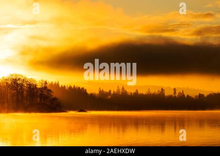 Sonnenaufgang über dem Lake Windermere in Ambleside, Lake District, Großbritannien. Stockfoto