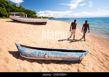 Ein traditionelles ausgegraben Kanu an einem Strand in Cape Maclear am Ufer des Lake Malawi, Malawi, Afrika. Stockfoto