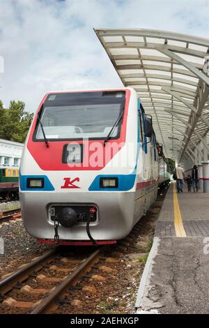 Nischnij Nowgorod, Russland - Juli 20, 2019: Nischnij Nowgorod Kinder Eisenbahn. Lokomotive an der Spitze des Zuges an der Endstation. Anreise Stockfoto