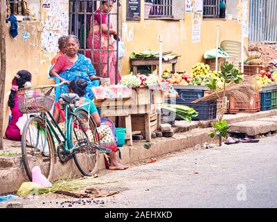 PUDUCHERRY, Indien - Dezember Circa, 2018. - Unidentifizierter Dalit Frauen Gemüse verkaufen in der Straße des Dorfes, in der Nähe von Ihrem Haus, im Sommer sp Stockfoto