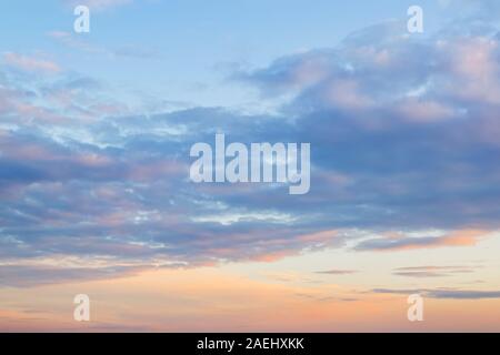 Golden Blue Sky mit hellen Wolken. Vanilla sky. Ruhige skyscape kurz vor dem Sonnenuntergang. Pastellfarben scenic cloudscape für Hintergrund. Stockfoto