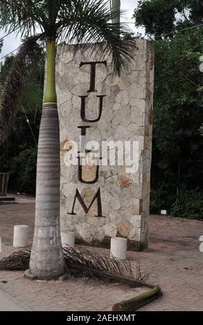 Ein Großes Schild für "TULUM", das vertikal geschrieben wird. Diese befindet sich auf dem Radweg auf dem Weg zum Strand von Tulum in Mexiko. Stockfoto