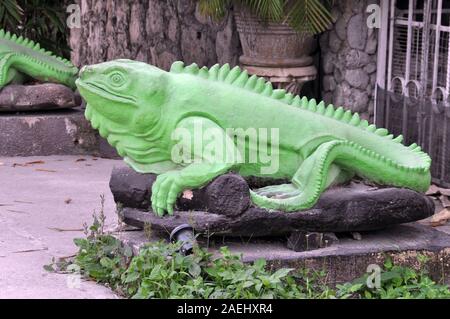 Ein Großer grüner Beton Iguana auf dem Gehweg in Tulum, Mexiko. Stockfoto