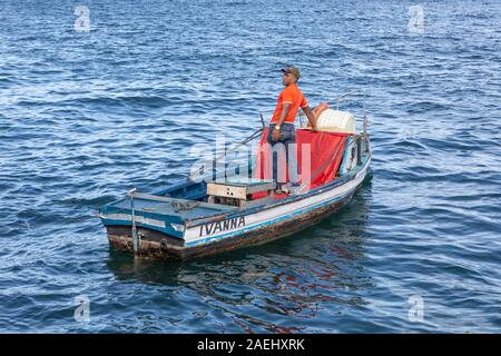 Eine kubanische Mann in einem kleinen Boot in der Bucht von Havanna Stockfoto