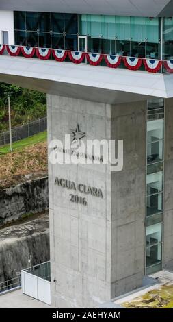 Agua Clara control tower (Torre de Control). Neue Schlösser von Panama. Stockfoto