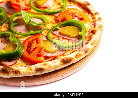 Pizza in der Nähe. Foto von Pizza isolieren auf Stativ mit Leerzeichen von der Seite. Bildagentur. Stockfoto