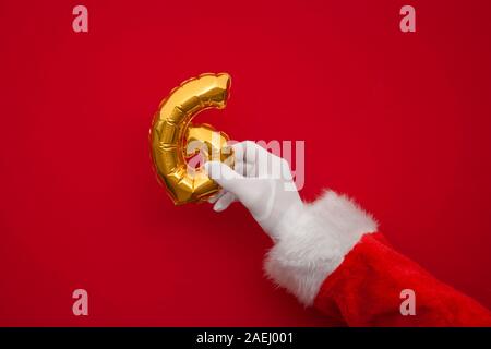 12 Tage von Weihnachten. Santa Hände halten 6. tag Ballon auf rotem Hintergrund Stockfoto