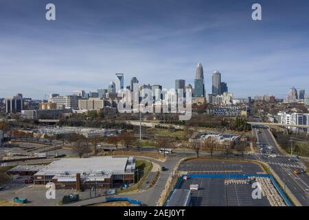 Charlotte, North Carolina, USA. 8 Dez, 2019. Charlotte ist die bevölkerungsreichste Stadt im US-Bundesstaat North Carolina. Im Piemont gelegen, ist es der 16. die bevölkerungsreichste Stadt in den Vereinigten Staaten und beherbergt die Republican National Convention 2020. (Bild: © Walter G Arce Sr Schleifstein Medi/ASP) Stockfoto