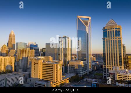 Charlotte, North Carolina, USA. 24 Nov, 2019. Charlotte ist die bevölkerungsreichste Stadt im US-Bundesstaat North Carolina. Im Piemont gelegen, ist es der 16. die bevölkerungsreichste Stadt in den Vereinigten Staaten und beherbergt die Republican National Convention 2020. (Bild: © Walter G Arce Sr Schleifstein Medi/ASP) Stockfoto