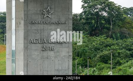 Nahaufnahme von Agua Clara control tower (Torre de Control). Neue Schlösser von Panama mit Wald als Backgr Stockfoto