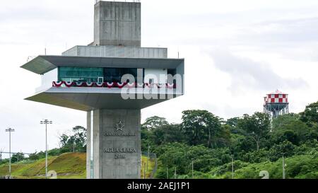 Nahaufnahme von Agua Clara control tower (Torre de Control). Panamakanal roten und weißen Wassertürme als Hintergrund Stockfoto