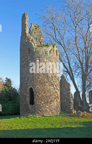 Ein Blick auf die Ruinen der Kirche des Hl. Maria mit runder Turm in South Norfolk am Kirby Bedon, Norfolk, England, Vereinigtes Königreich, Europa. Stockfoto