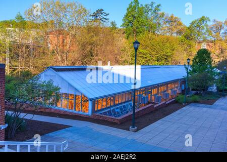 CHARLOTTESVILLE, VA, USA - 15. April: Gilmer Halle Gewächshaus am 15. April 2016 an der Universität von Virginia in Charlottesville, Virginia. Stockfoto