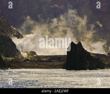 North Island, Neuseeland. 25 Okt, 2008. White Island ist derzeit die aktivsten marine Vulkan in Neuseeland, liegt 48 km von der Ostküste der Nordinsel von Neuseeland, in der Bucht von viel. Eine Kraterwand Zusammenbruch im Jahre 1914 ermöglicht eine ungewöhnliche Aussicht in den Krater, wo boiling Pools, säure Löcher und die dampfschlote ständig Dampf- und gefährliche Gase emittieren. Am nördlichen Ende der Taupo Volcanic Zone, den Vulkan erhebt sich 700 m vom Meer. Die nächstgelegenen Festland Städte sind Whakatane und Tauranga. Captain Cook namens White Island im Jahr 1769 weil es immer dichten weißen c emittiert Stockfoto