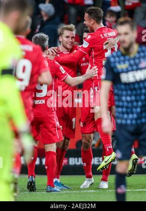 Berlin, Deutschland. 08 Dez, 2019. Fussball: Bundesliga, 1.FC Union Berlin - 1.FC Köln, den 14. Spieltag, Stadion An der Alten Försterei. Der Berliner Sebastian Andersson cheers mit Teamkollegen Marcus Ingvartsen (r) und Michael Parensen (l). Credit: Andreas Gora/dpa/Alamy leben Nachrichten Stockfoto