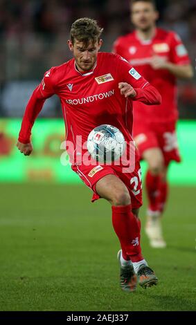 Berlin, Deutschland. 08 Dez, 2019. Fussball: Bundesliga, 1.FC Union Berlin - 1.FC Köln, den 14. Spieltag, Stadion An der Alten Försterei. Christopher Lenz der 1.FC Union Berlin mit dem Ball über das Spielfeld läuft. Credit: Andreas Gora/dpa/Alamy leben Nachrichten Stockfoto