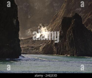 North Island, Neuseeland. 25 Okt, 2008. White Island ist derzeit die aktivsten marine Vulkan in Neuseeland, liegt 48 km von der Ostküste der Nordinsel von Neuseeland, in der Bucht von viel. Eine Kraterwand Zusammenbruch im Jahre 1914 ermöglicht eine ungewöhnliche Aussicht in den Krater, wo boiling Pools, säure Löcher und die dampfschlote ständig Dampf- und gefährliche Gase emittieren. Am nördlichen Ende der Taupo Volcanic Zone, den Vulkan erhebt sich 700 m vom Meer. Die nächstgelegenen Festland Städte sind Whakatane und Tauranga. Captain Cook namens White Island im Jahr 1769 weil es immer dichten weißen c emittiert Stockfoto