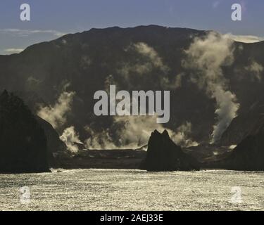 North Island, Neuseeland. 25 Okt, 2008. White Island ist derzeit die aktivsten marine Vulkan in Neuseeland, liegt 48 km von der Ostküste der Nordinsel von Neuseeland, in der Bucht von viel. Eine Kraterwand Zusammenbruch im Jahre 1914 ermöglicht eine ungewöhnliche Aussicht in den Krater, wo boiling Pools, säure Löcher und die dampfschlote ständig Dampf- und gefährliche Gase emittieren. Am nördlichen Ende der Taupo Volcanic Zone, den Vulkan erhebt sich 700 m vom Meer. Die nächstgelegenen Festland Städte sind Whakatane und Tauranga. Captain Cook namens White Island im Jahr 1769 weil es immer dichten weißen c emittiert Stockfoto