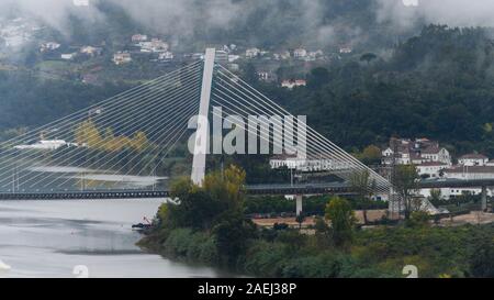 Cable-Stayed Bridge über den Fluss Mondego Ponte Rainha Santa Isabel, Combra, Coimbra, Portugal Stockfoto