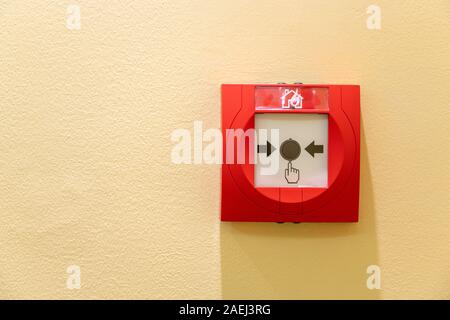 Taster wechseln Feueralarm Box auf Betonmauer für Warnung und Sicherheitssystem Stockfoto