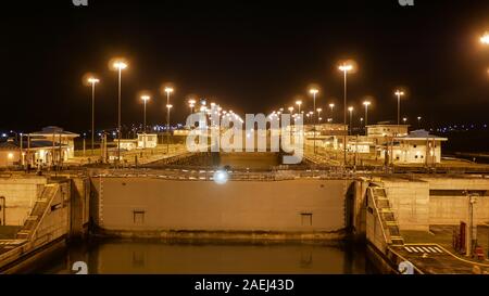 Blick auf Cocoli Schlösser während der Nacht in Panama Canal Stockfoto