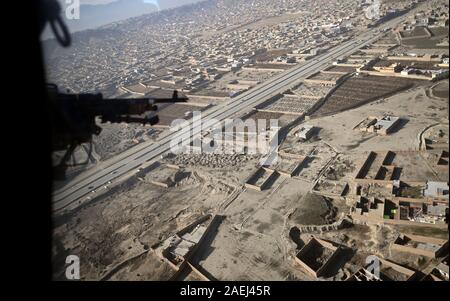 Kabul, Afghanistan. 03 Dez, 2019. Blick von einer bewaffneten militärischen Hubschrauber auf die afghanische Hauptstadt Kabul. Quelle: Britta Pedersen/dpa-Zentralbild/ZB/dpa/Alamy leben Nachrichten Stockfoto