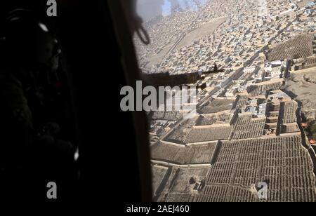 Kabul, Afghanistan. 03 Dez, 2019. Blick von einer bewaffneten militärischen Hubschrauber auf die afghanische Hauptstadt Kabul. Quelle: Britta Pedersen/dpa-Zentralbild/ZB/dpa/Alamy leben Nachrichten Stockfoto