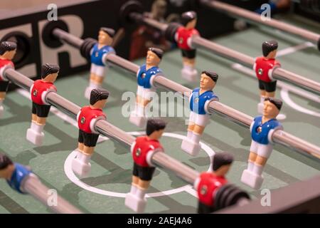 Tisch-Fußballspiel mit roten und blauen Spieler Stockfoto