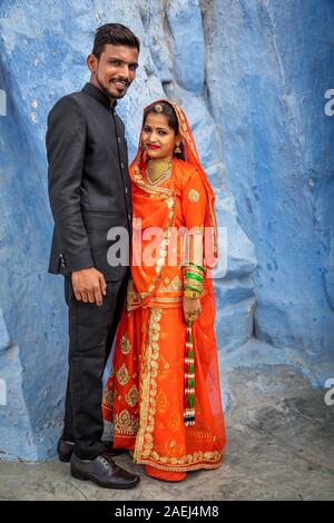 Ein indisches Paar im Hochzeitskleid, Jodhpur, Rajasthan, Indien Stockfoto