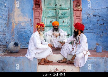 Drei Männer reden, Jodhpur, Rajasthan, Indien Stockfoto