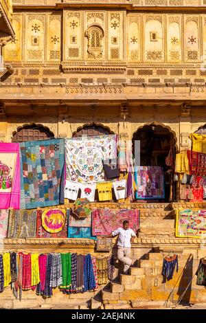 Mann vor einem Geschäft in Jaisalmer, Rajasthan, Indien Stockfoto