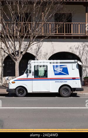 USPS Lieferwagen parkte vor dem Haus Stockfoto