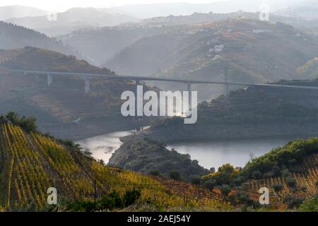 Brücke über einen Fluss, Lamego Gemeinde, Viseu District, Douro-tal, Portugal Stockfoto