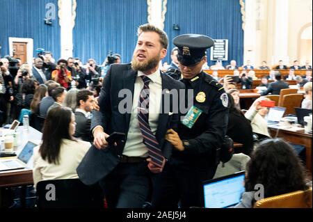 Eine Demonstrantin wird während einer Haus-richterlichen Ausschusses Amtsenthebungsverfahren Anfrage aus Washington, DC-LED. Stockfoto