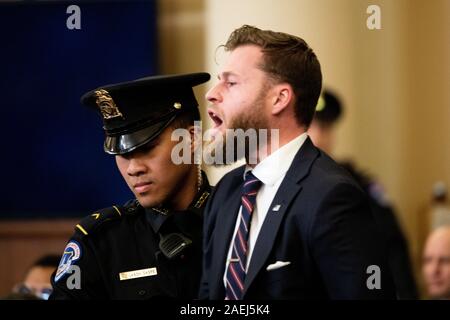 Eine Demonstrantin wird während einer Haus-richterlichen Ausschusses Amtsenthebungsverfahren Anfrage aus Washington, DC-LED. Stockfoto