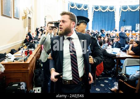 Eine Demonstrantin wird während einer Haus-richterlichen Ausschusses Amtsenthebungsverfahren Anfrage aus Washington, DC-LED. Stockfoto