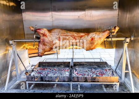 Ganze Rehe Karkasse gebraten auf Grill in der Weihnachtsmarkt in Straßburg, Frankreich Stockfoto