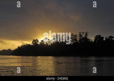 Sonnenuntergang über Fly River Fluss, Papua-Neuguinea Juli fliegen Stockfoto