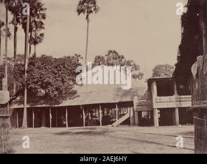 Eine Fotografie von Linnaeus Tripe aus dem Jahr 1855, die den Portikus der Residenz in Amerapoora zeigt. Das Bild zeigt das architektonische Design des 19. Jahrhunderts und das burmesische Kulturerbe. Stockfoto