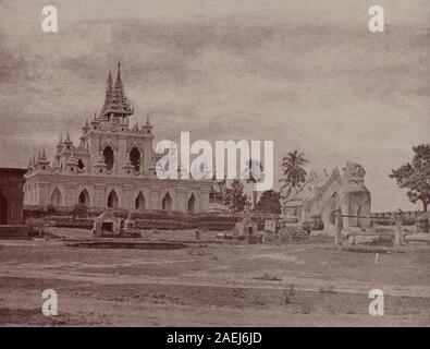 Foto von Linnaeus Tripe, aufgenommen im September-Oktober 1855 von Sindu Shwe Koo Pagode in Amarapura, zeigt Pagode-Architektur, Umgebung und urbanen Kontext. Stockfoto