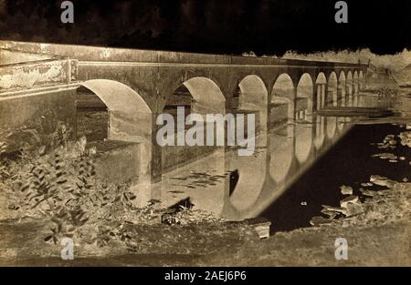 Foto von Linnaeus Tripe, aufgenommen zwischen Dezember 1857 und Januar 1858, mit einer Brücke in der Nähe des Sammlerhauses in Shungavellor, Indien, einschließlich architektonischer und landschaftlicher Elemente. Stockfoto