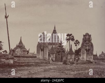Das Foto von Linnaeus Tripe zeigt den Eingang zur Shwe Zeegong-Pagode in Pugahm Myo, aufgenommen 1855. Das Bild betont architektonische Merkmale, Treppen, dekorative Elemente und die Umgebung der Pagode. Stockfoto